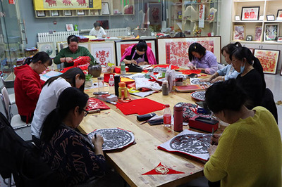 陜西定邊社區(qū)剪紙工廠 讓&ldquo;指尖技藝&rdquo;升級(jí)&ldquo;指尖產(chǎn)業(yè)&rdquo;